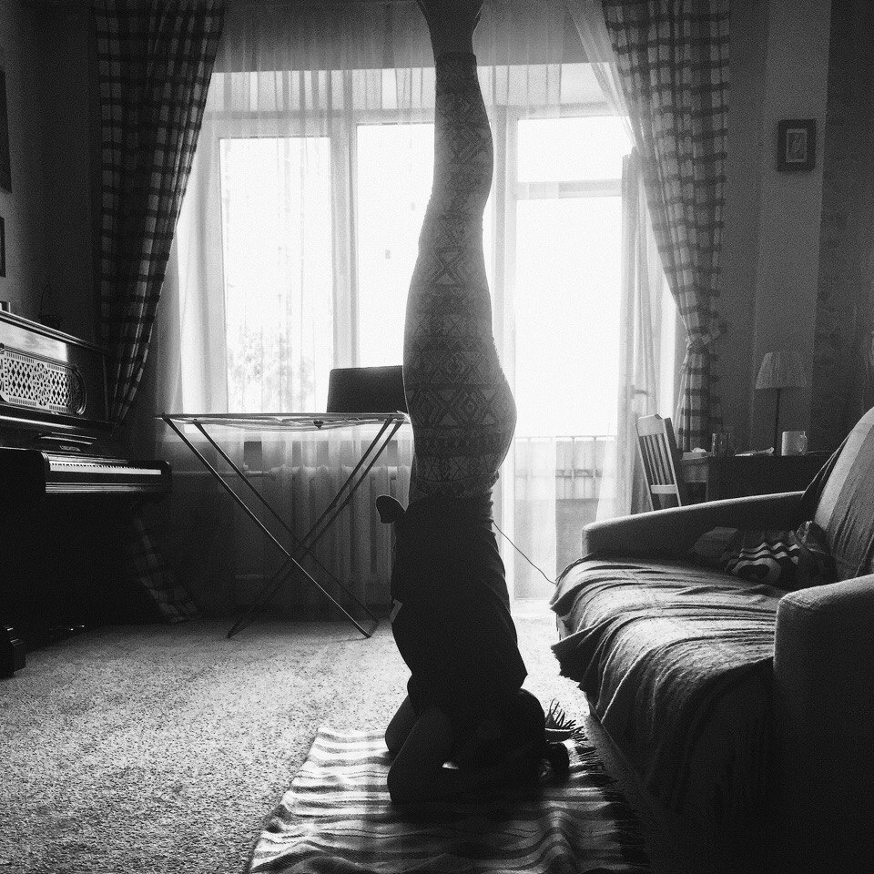 Тренируем крепость тела и бодрость духа в режиме самоизоляции. Преподаватель йоги и осознанности Татьяна Пошаталова рассказывает, как освоить тонкое искусство и почему поклоняться солнцу полезно