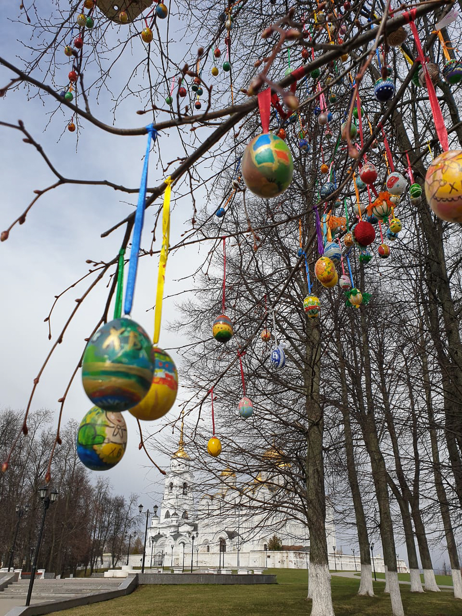 Инна Гомес, Михаил Галустян. Кто еще проявил интерес к владимирской акции «Пасхальное дерево»?