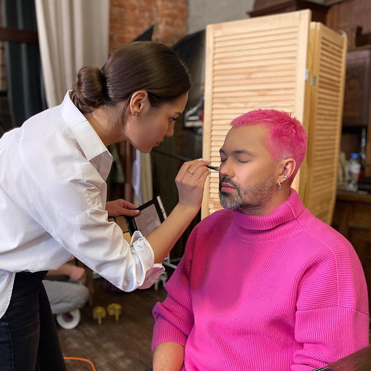 Съемки мэйковер-шоу в Суздале не обошлись без местного колорита. Пока героиня находилась в салоне красоты, стилист Александр Рогов отправился в музей «Щурово Городище», где доил корову, стрелял из лука и катался на ослице