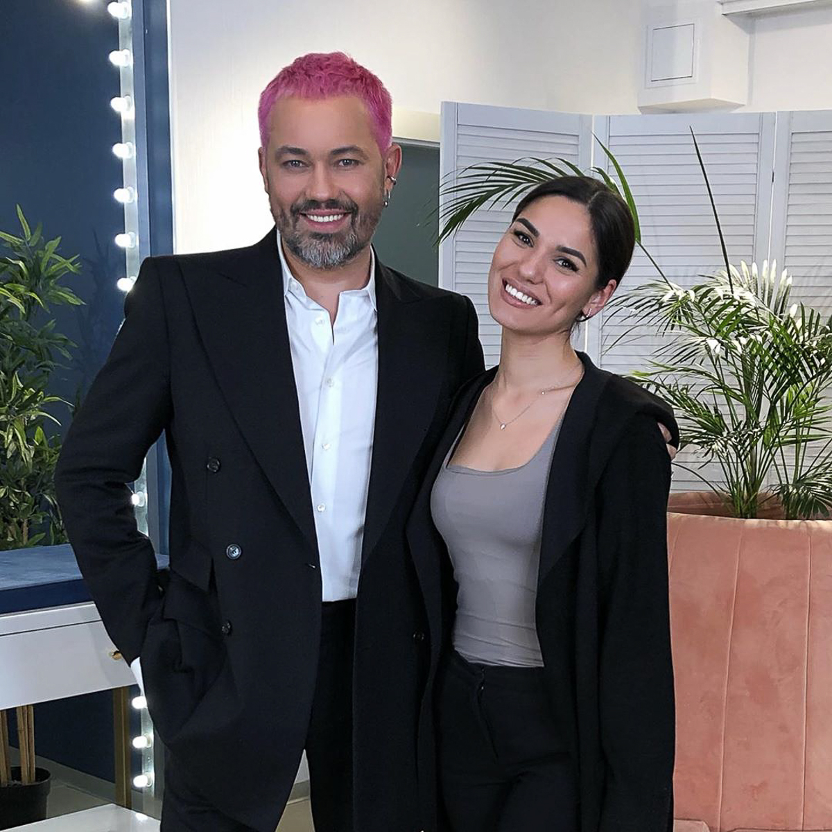 Съемки мэйковер-шоу в Суздале не обошлись без местного колорита. Пока героиня находилась в салоне красоты, стилист Александр Рогов отправился в музей «Щурово Городище», где доил корову, стрелял из лука и катался на ослице