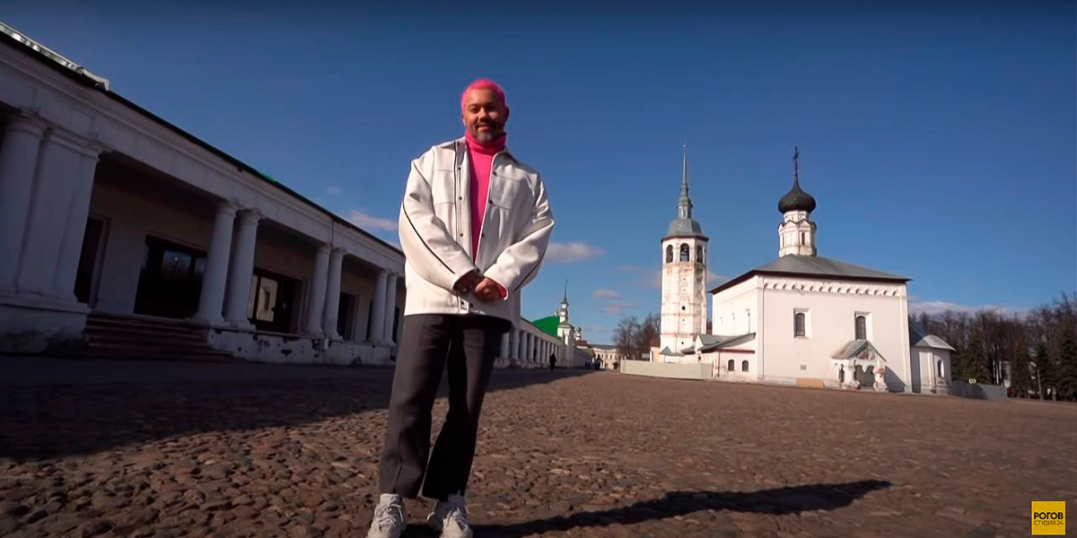 Съемки мэйковер-шоу в Суздале не обошлись без местного колорита. Пока героиня находилась в салоне красоты, стилист Александр Рогов отправился в музей «Щурово Городище», где доил корову, стрелял из лука и катался на ослице