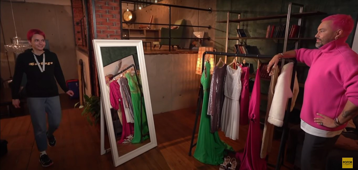 Съемки мэйковер-шоу в Суздале не обошлись без местного колорита. Пока героиня находилась в салоне красоты, стилист Александр Рогов отправился в музей «Щурово Городище», где доил корову, стрелял из лука и катался на ослице