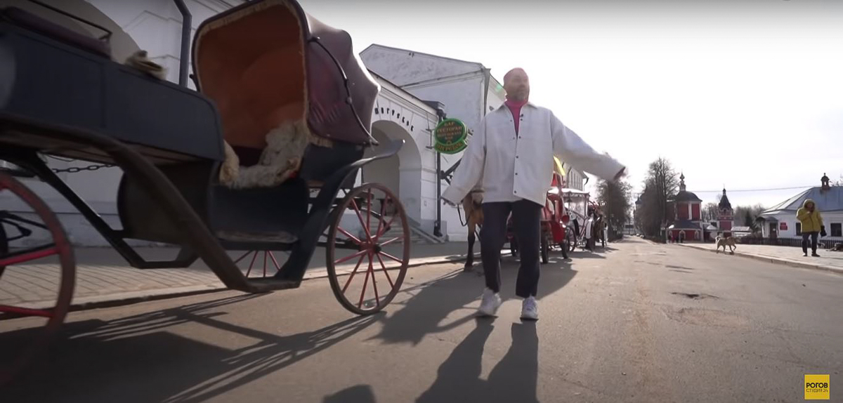 Съемки мэйковер-шоу в Суздале не обошлись без местного колорита. Пока героиня находилась в салоне красоты, стилист Александр Рогов отправился в музей «Щурово Городище», где доил корову, стрелял из лука и катался на ослице