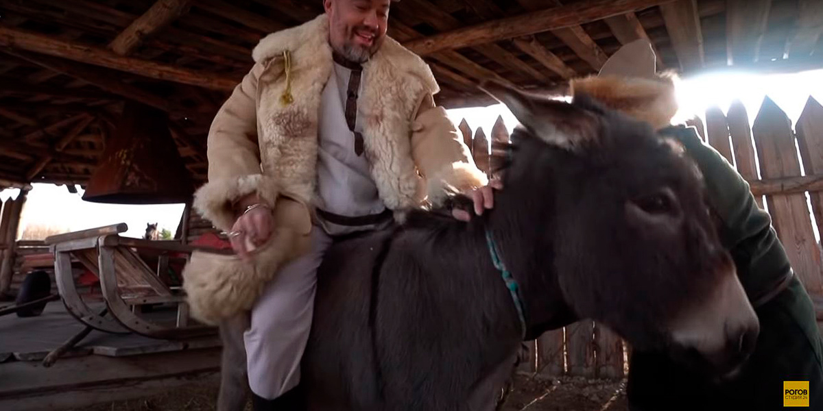 Съемки мэйковер-шоу в Суздале не обошлись без местного колорита. Пока героиня находилась в салоне красоты, стилист Александр Рогов отправился в музей «Щурово Городище», где доил корову, стрелял из лука и катался на ослице