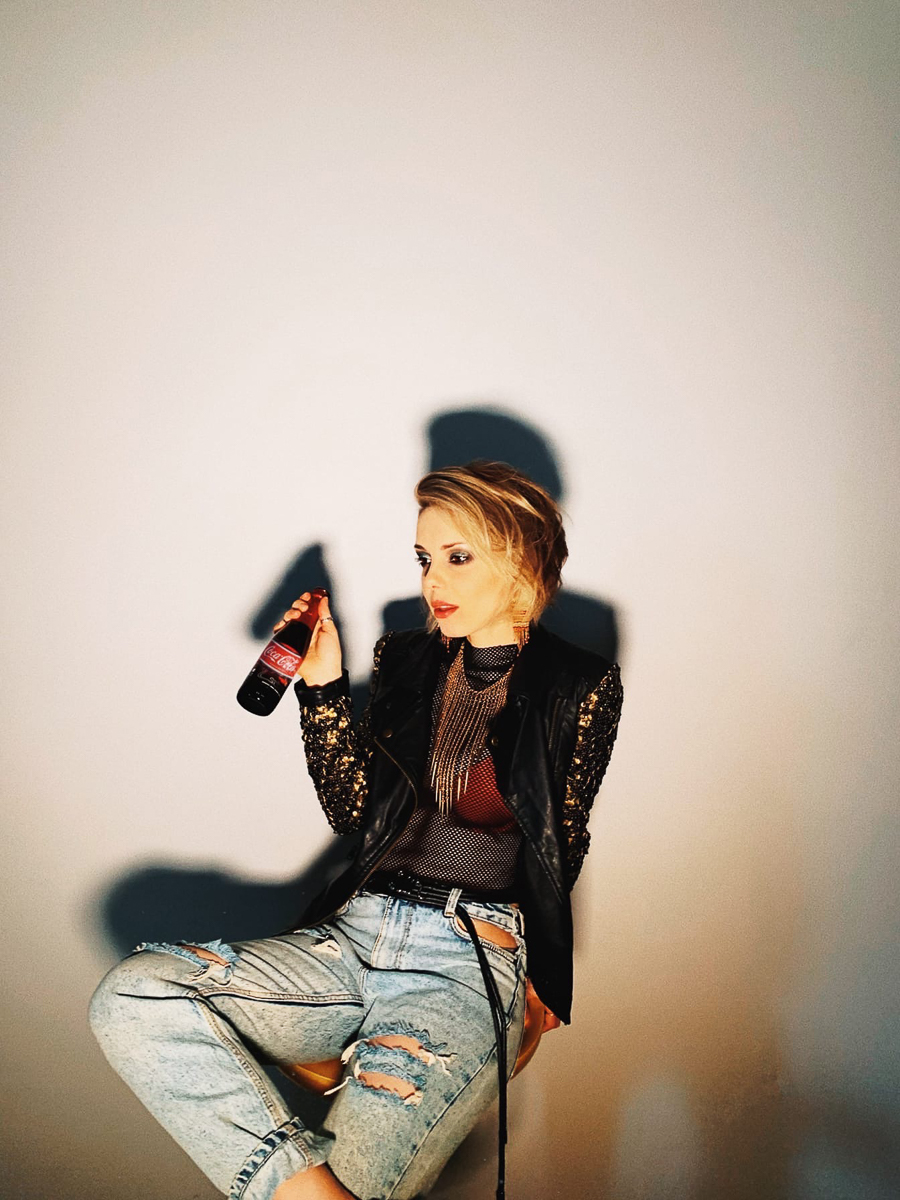 Стилист Маша Засорина дает советы по созданию аутентичных ретро-образов, от которых подписчики придут в восторг