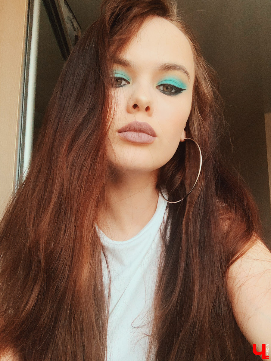 “Какие огромные стрелки”, - заметите вы, и будете правы. Но именно таков мир бьюти-экспериментов. Наш корреспондент совершил сразу три перевоплощения за один день