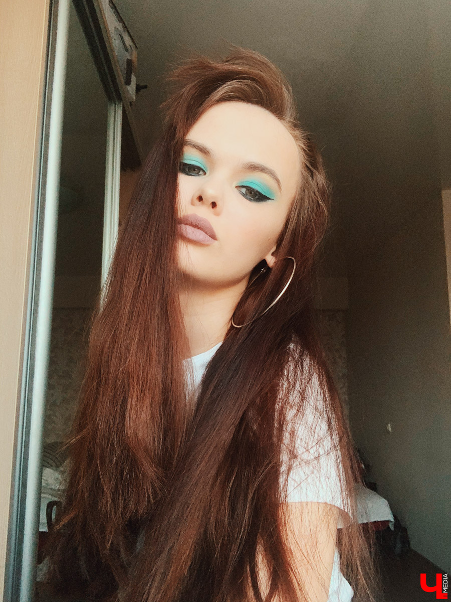 “Какие огромные стрелки”, - заметите вы, и будете правы. Но именно таков мир бьюти-экспериментов. Наш корреспондент совершил сразу три перевоплощения за один день