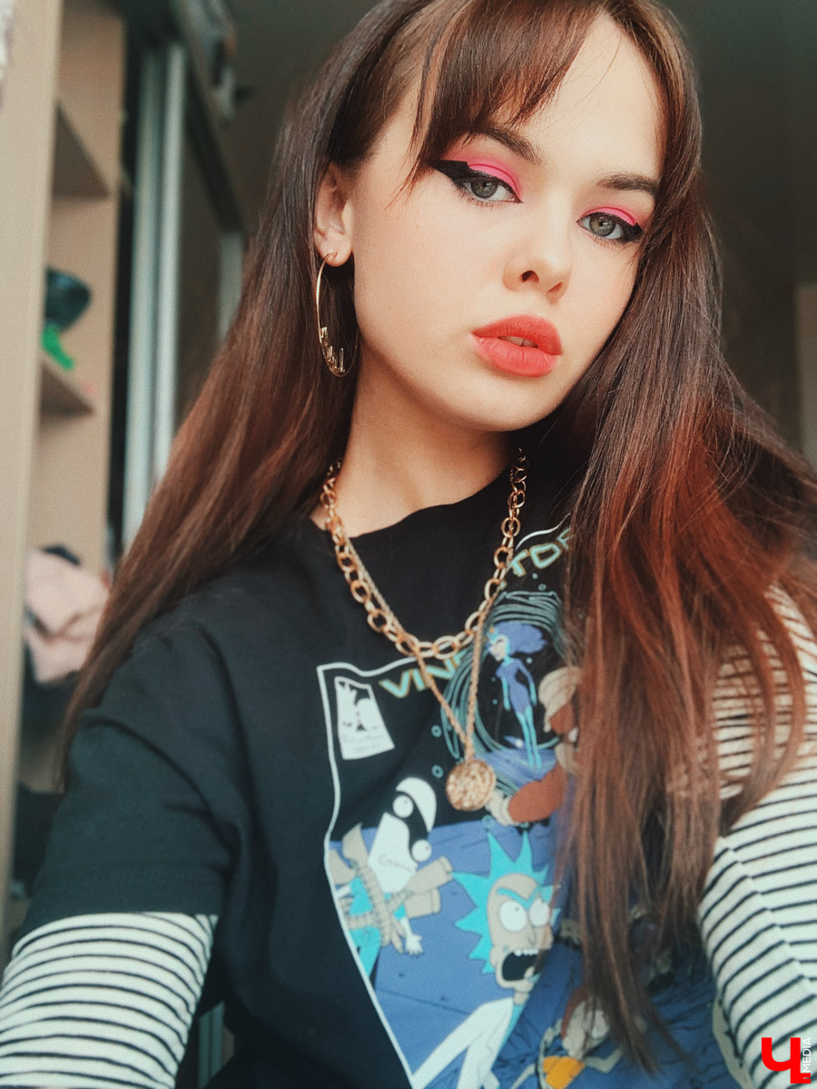 “Какие огромные стрелки”, - заметите вы, и будете правы. Но именно таков мир бьюти-экспериментов. Наш корреспондент совершил сразу три перевоплощения за один день