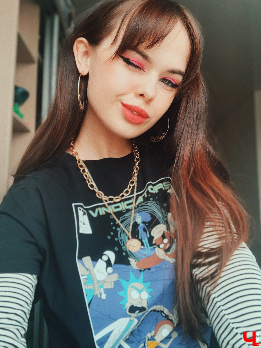 “Какие огромные стрелки”, - заметите вы, и будете правы. Но именно таков мир бьюти-экспериментов. Наш корреспондент совершил сразу три перевоплощения за один день