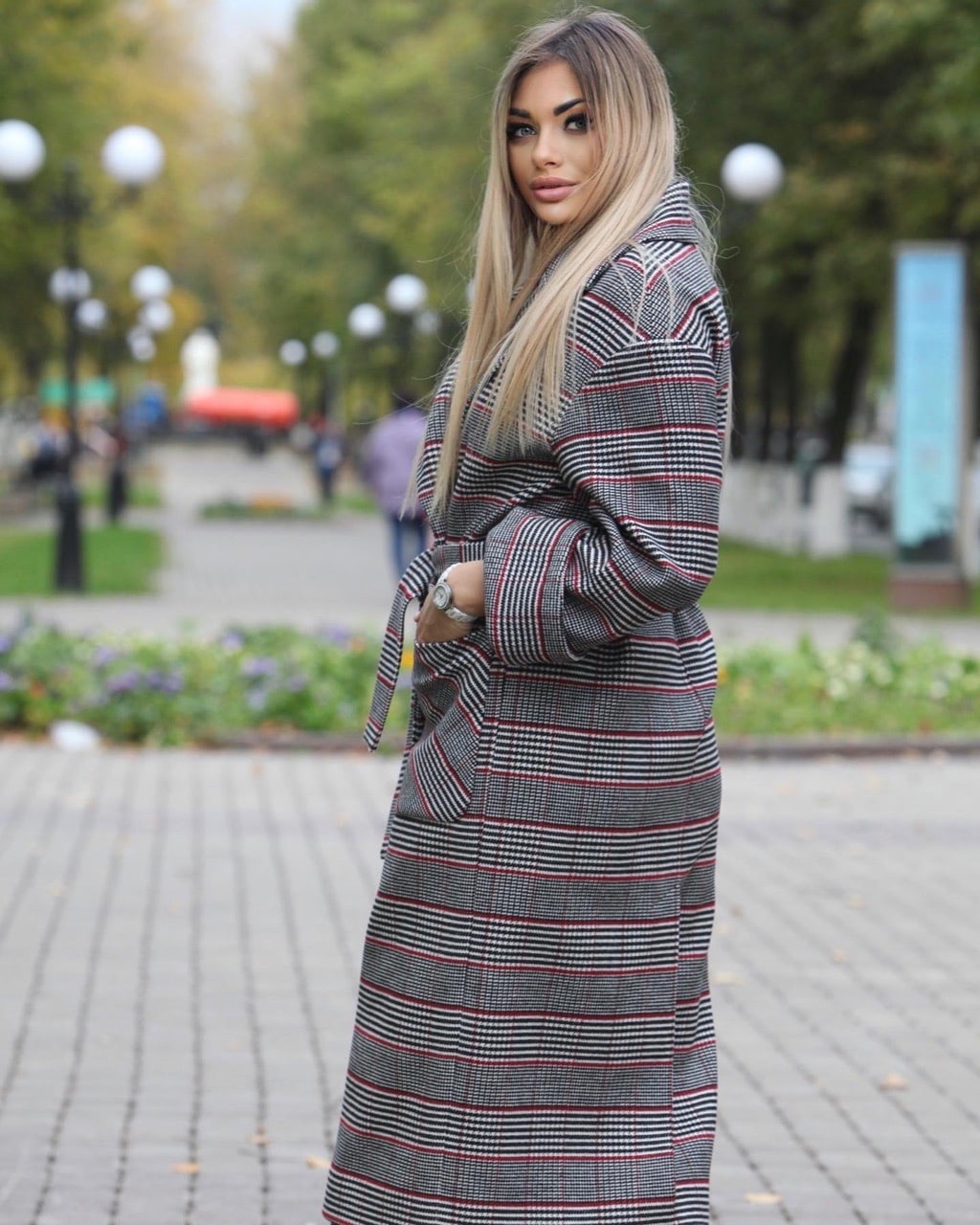 Яну Самохвалову можно назвать супервумен: она работает в моделинге и медицине, воспитывает сына и дочку, а еще ведет небольшой бизнес в сфере красоты. Одевается Яна под стать своему образу - ярко и смело