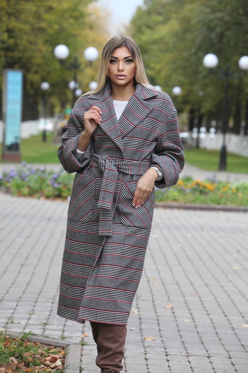 Яну Самохвалову можно назвать супервумен: она работает в моделинге и медицине, воспитывает сына и дочку, а еще ведет небольшой бизнес в сфере красоты. Одевается Яна под стать своему образу - ярко и смело