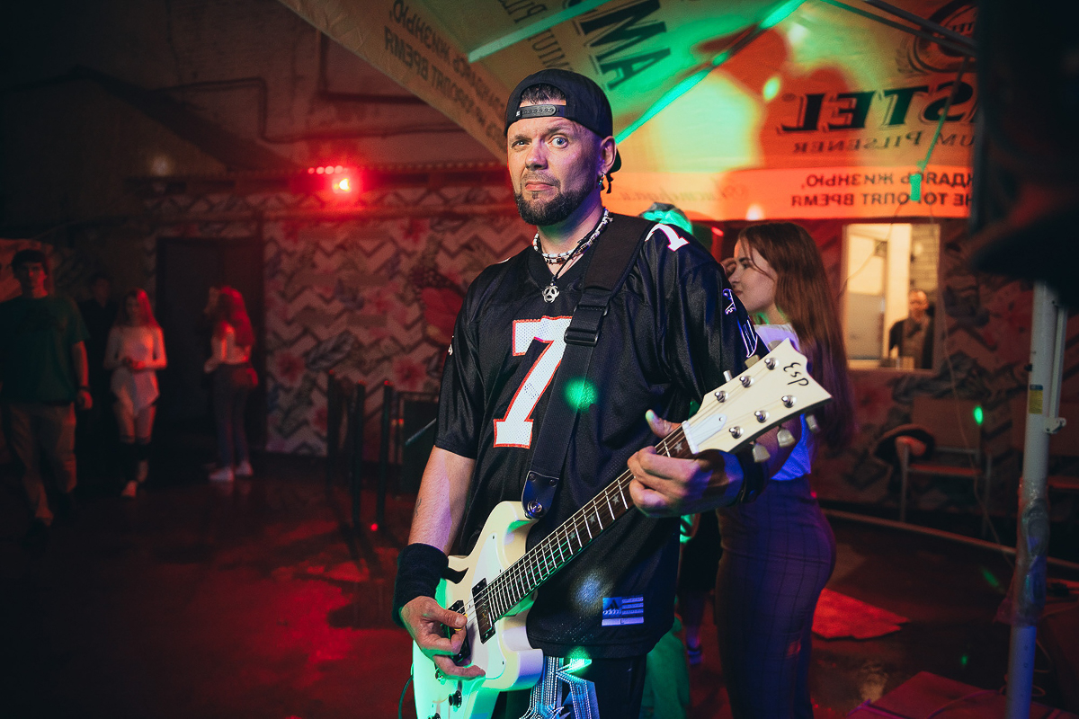 Вечеринки на балконах, самоизолированные песни и ню-фотосессия с актуальным посылом. Творцы-владимирцы удивляют креативом