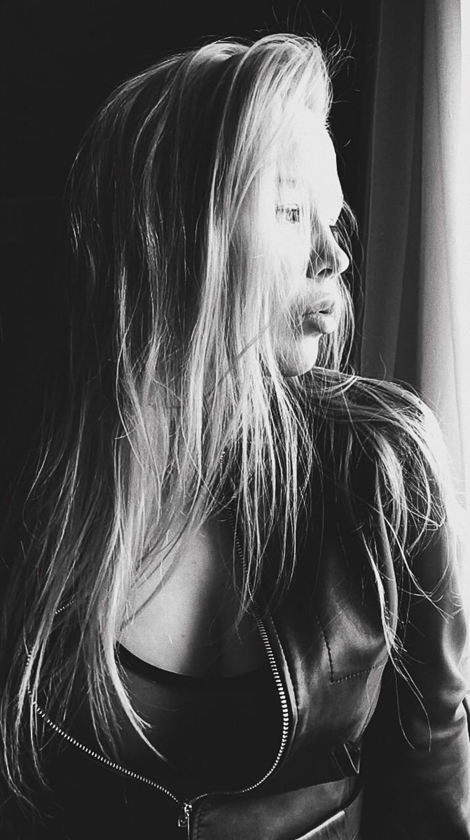 Вечеринки на балконах, самоизолированные песни и ню-фотосессия с актуальным посылом. Творцы-владимирцы удивляют креативом