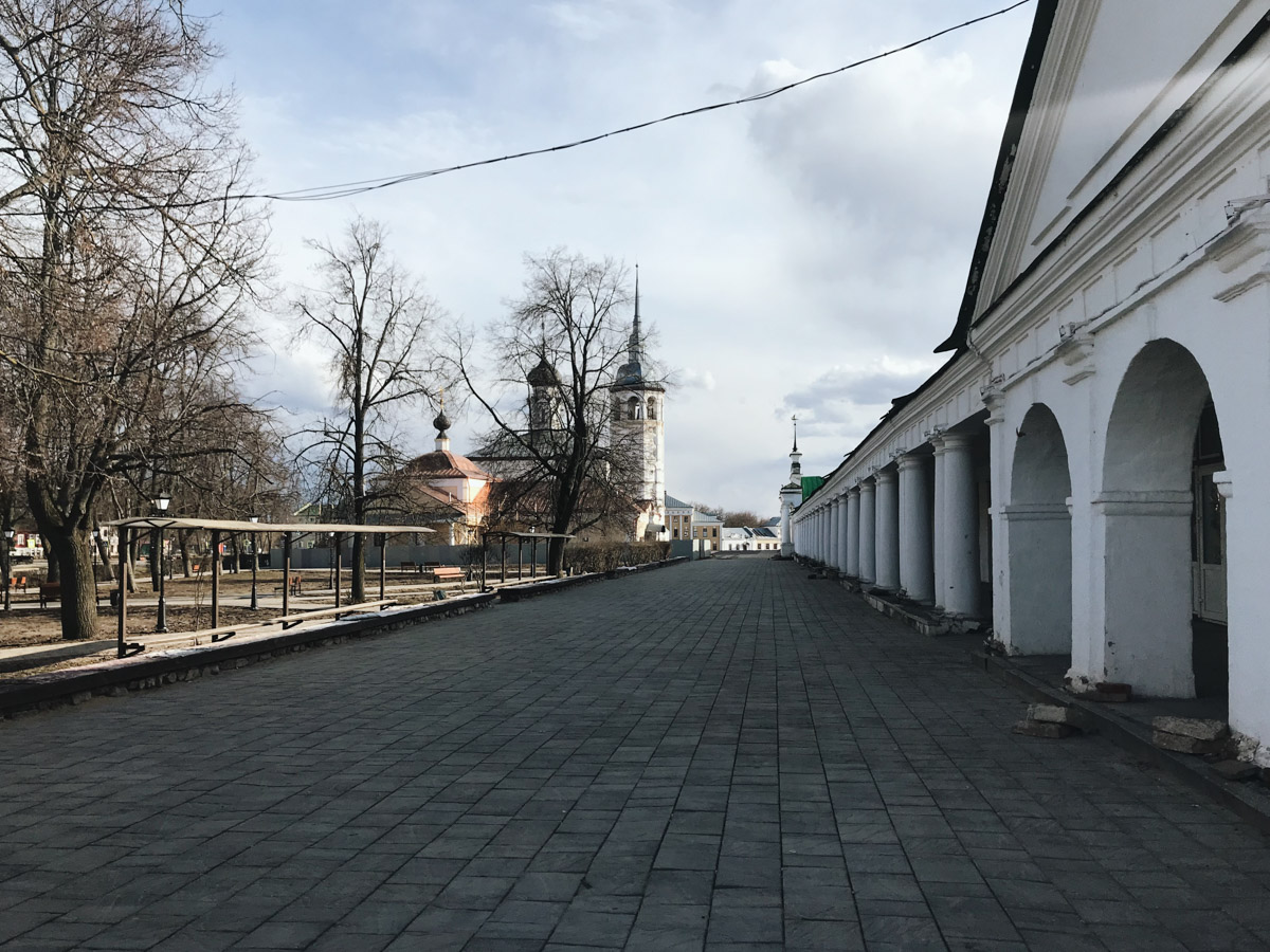 Раньше Суздаль таким можно было увидеть только очень рано утром. А теперь он так выглядит всегда. Сердце Золотого кольца буквально опустело. На улицах практически ни души