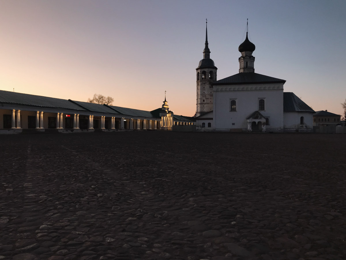 Раньше Суздаль таким можно было увидеть только очень рано утром. А теперь он так выглядит всегда. Сердце Золотого кольца буквально опустело. На улицах практически ни души