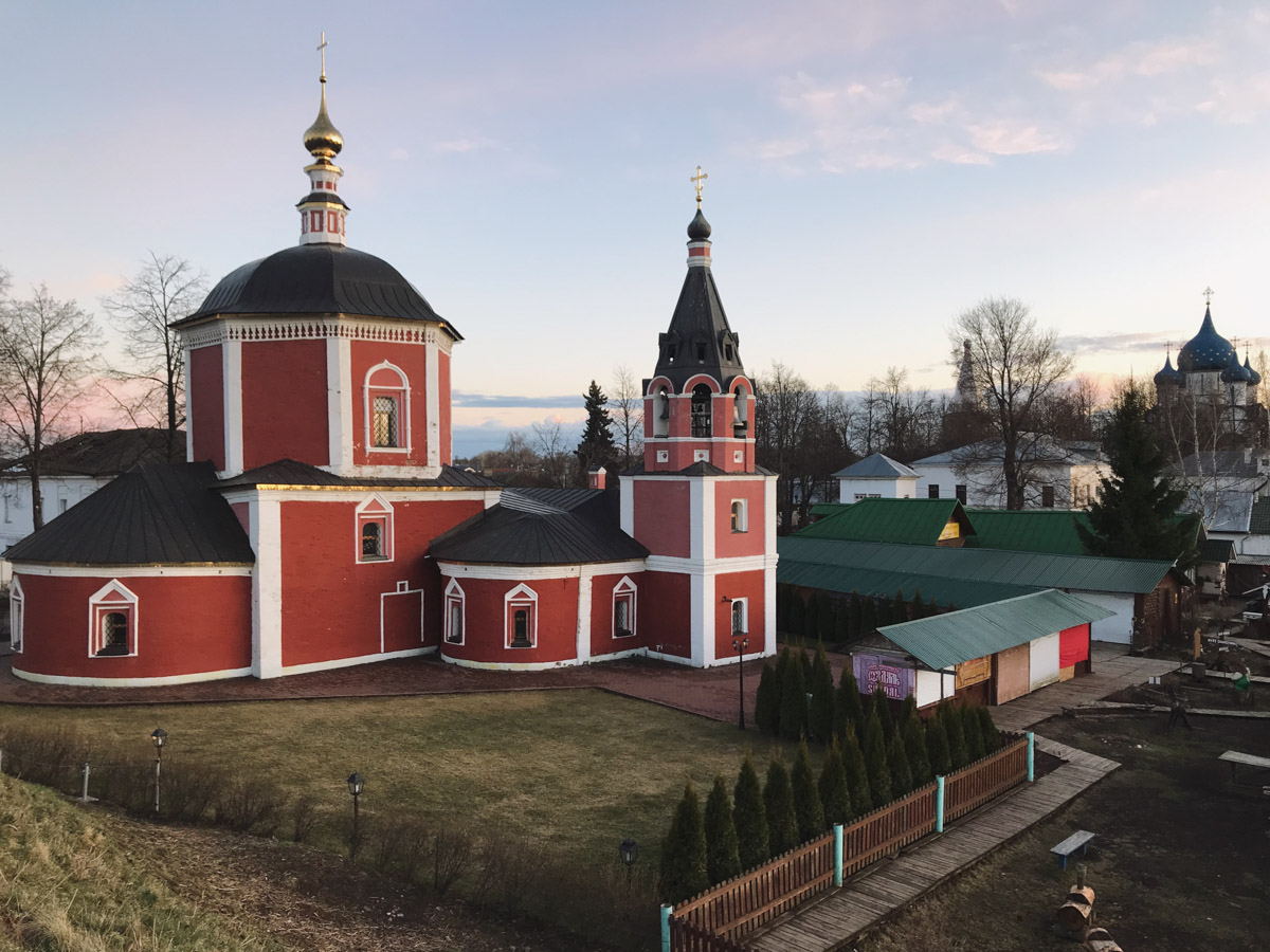 Раньше Суздаль таким можно было увидеть только очень рано утром. А теперь он так выглядит всегда. Сердце Золотого кольца буквально опустело. На улицах практически ни души