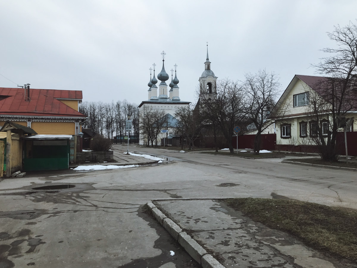 Раньше Суздаль таким можно было увидеть только очень рано утром. А теперь он так выглядит всегда. Сердце Золотого кольца буквально опустело. На улицах практически ни души