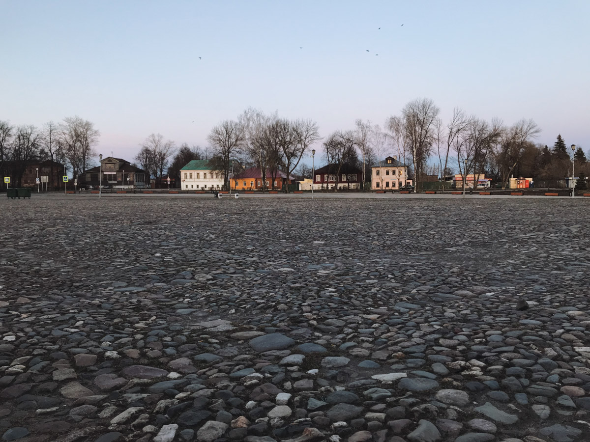 Раньше Суздаль таким можно было увидеть только очень рано утром. А теперь он так выглядит всегда. Сердце Золотого кольца буквально опустело. На улицах практически ни души