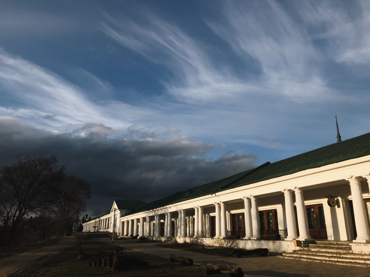 Раньше Суздаль таким можно было увидеть только очень рано утром. А теперь он так выглядит всегда. Сердце Золотого кольца буквально опустело. На улицах практически ни души