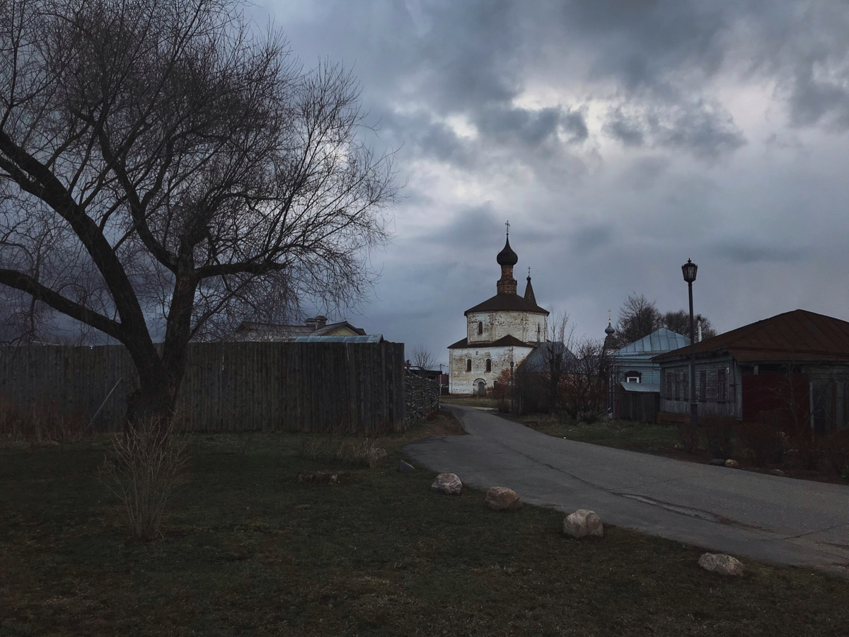 Раньше Суздаль таким можно было увидеть только очень рано утром. А теперь он так выглядит всегда. Сердце Золотого кольца буквально опустело. На улицах практически ни души