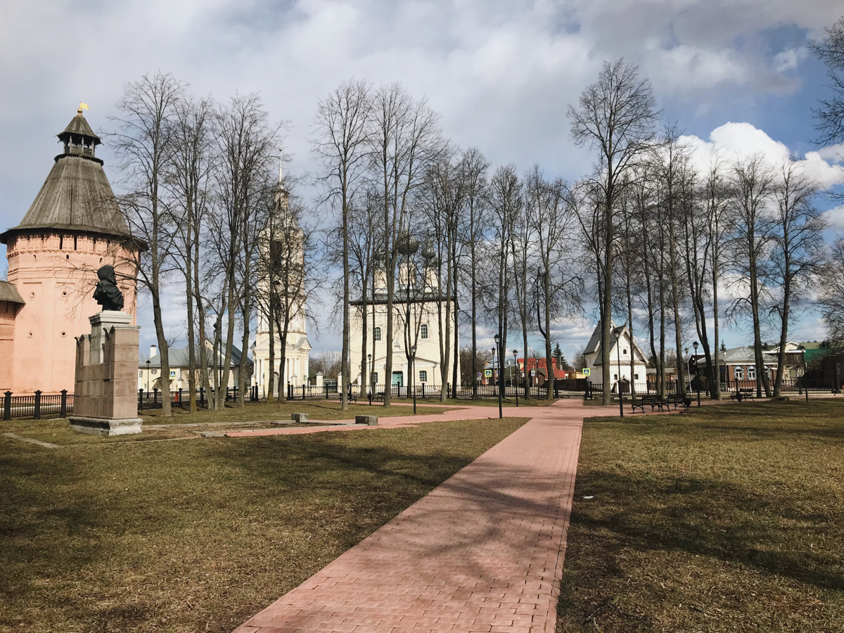 Раньше Суздаль таким можно было увидеть только очень рано утром. А теперь он так выглядит всегда. Сердце Золотого кольца буквально опустело. На улицах практически ни души