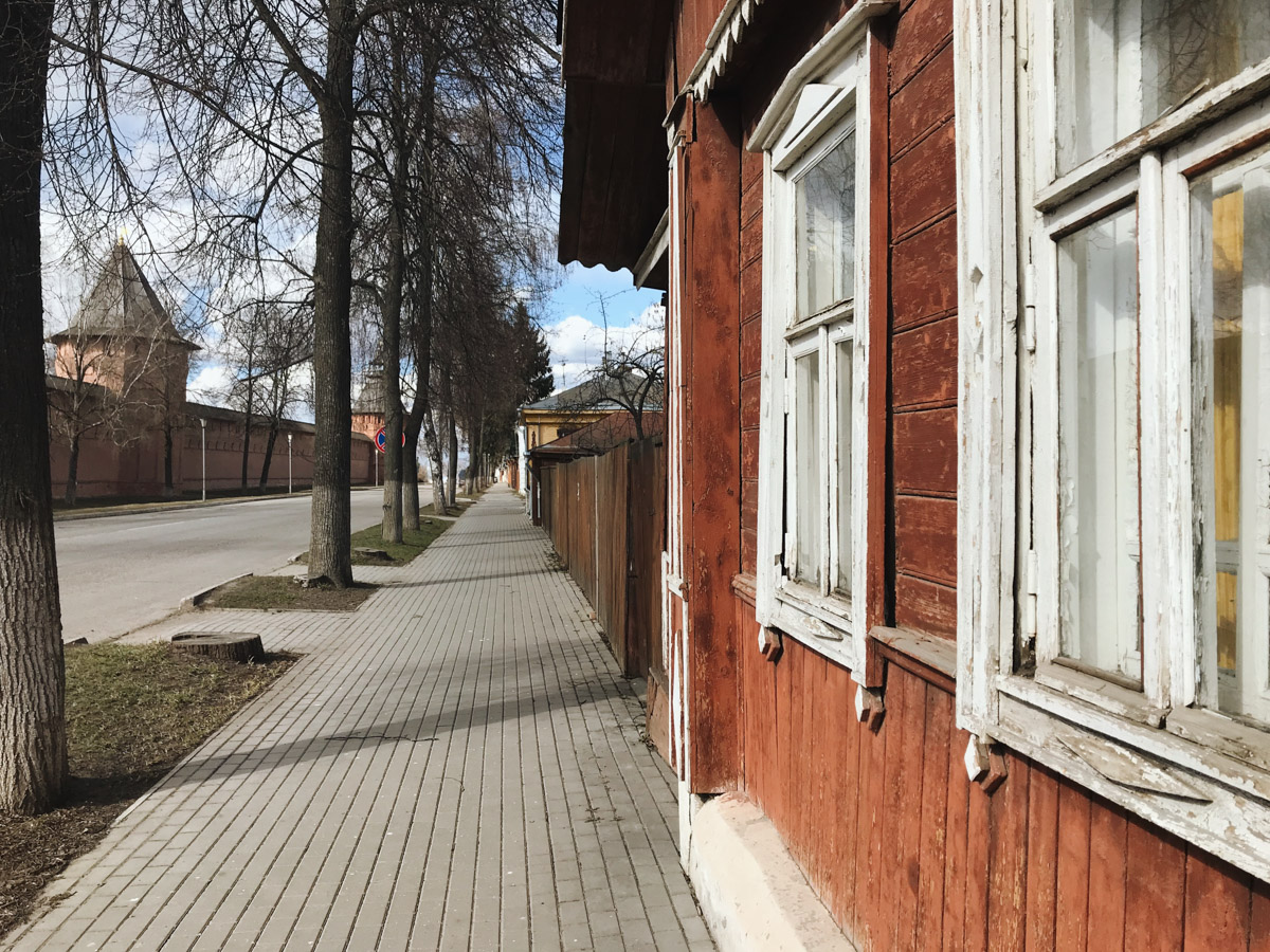 Раньше Суздаль таким можно было увидеть только очень рано утром. А теперь он так выглядит всегда. Сердце Золотого кольца буквально опустело. На улицах практически ни души