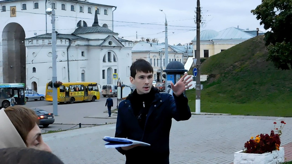 Когда во Владимире появились оборонительные сооружения? Как они выглядели?