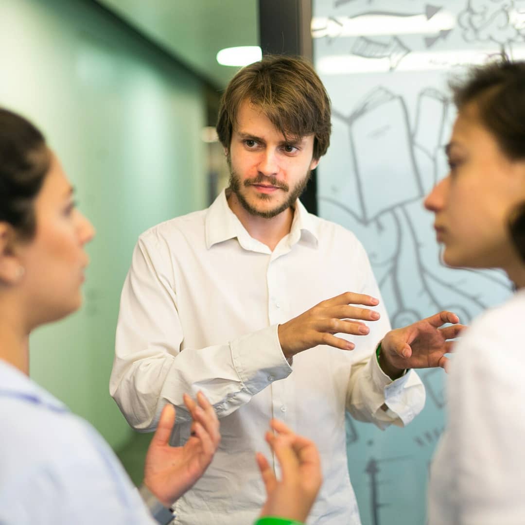 Владимирские изобретатели мыслят нестандартно и глобально. Руководитель проекта Visionary Константин Федосеев вместе с командой развивает новый стартап, который должен обеспечить энергосетевые компании и их клиентов более стабильным, экономичным и доступным электричеством