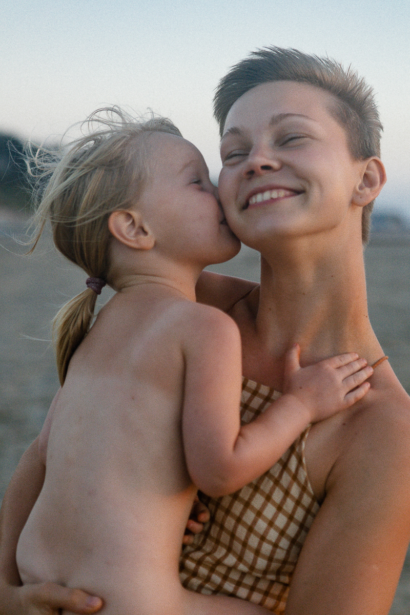 Фотограф Анастасия Шишкина искала модель для съемки, а нашла решающий элемент пазла. Благодаря случайной встрече девушка собралась с мыслями, взяла дочь Мари и с 25 тысячами рублей в кошельке улетела в Индию