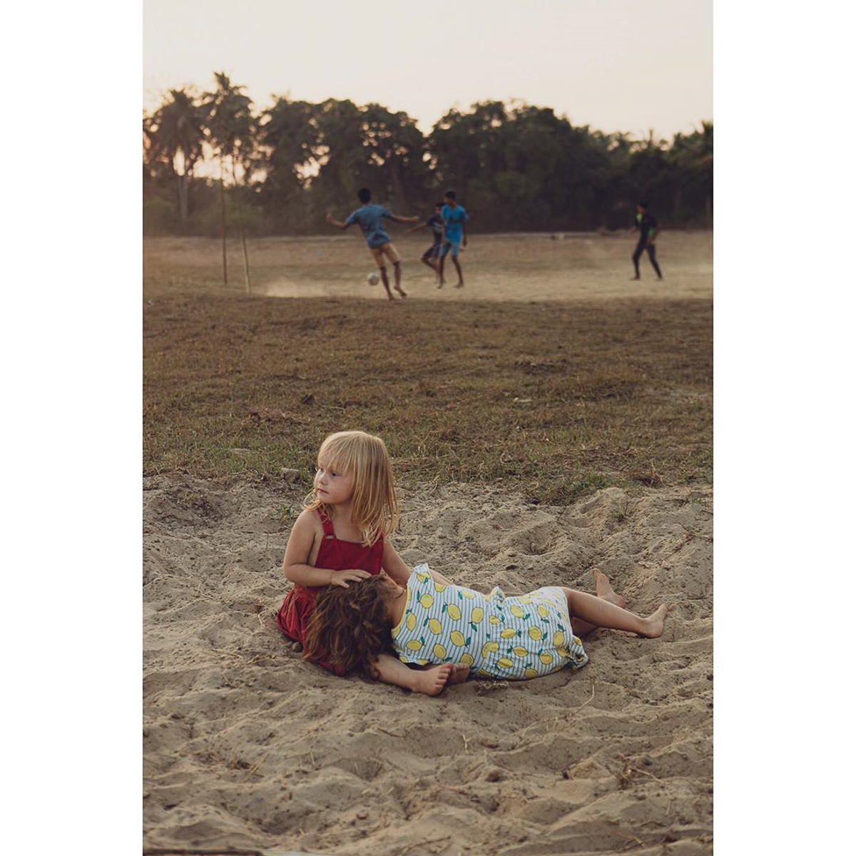 Фотограф Анастасия Шишкина искала модель для съемки, а нашла решающий элемент пазла. Благодаря случайной встрече девушка собралась с мыслями, взяла дочь Мари и с 25 тысячами рублей в кошельке улетела в Индию