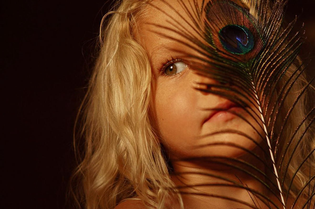 Фотограф Анастасия Шишкина искала модель для съемки, а нашла решающий элемент пазла. Благодаря случайной встрече девушка собралась с мыслями, взяла дочь Мари и с 25 тысячами рублей в кошельке улетела в Индию