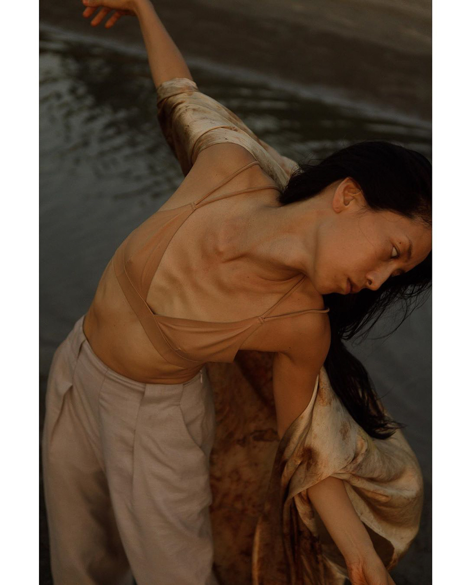 Фотограф Анастасия Шишкина искала модель для съемки, а нашла решающий элемент пазла. Благодаря случайной встрече девушка собралась с мыслями, взяла дочь Мари и с 25 тысячами рублей в кошельке улетела в Индию