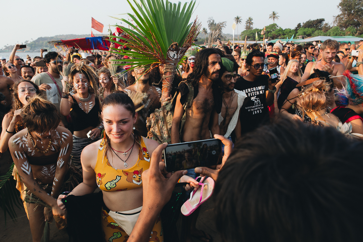 Фотограф Анастасия Шишкина искала модель для съемки, а нашла решающий элемент пазла. Благодаря случайной встрече девушка собралась с мыслями, взяла дочь Мари и с 25 тысячами рублей в кошельке улетела в Индию