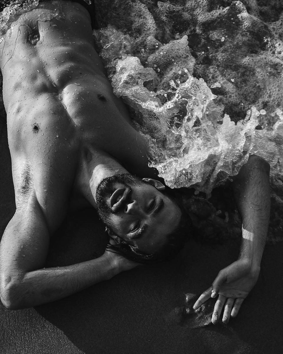 Фотограф Анастасия Шишкина искала модель для съемки, а нашла решающий элемент пазла. Благодаря случайной встрече девушка собралась с мыслями, взяла дочь Мари и с 25 тысячами рублей в кошельке улетела в Индию