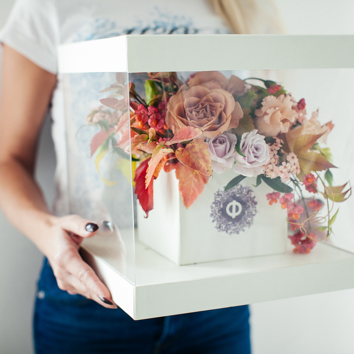 Когда в доме не хватает жизни и праздника, на помощь приходят цветочные композиции. Рассказываем, как застелить пол лепестками роз, при этом не совершая лишних телодвижений