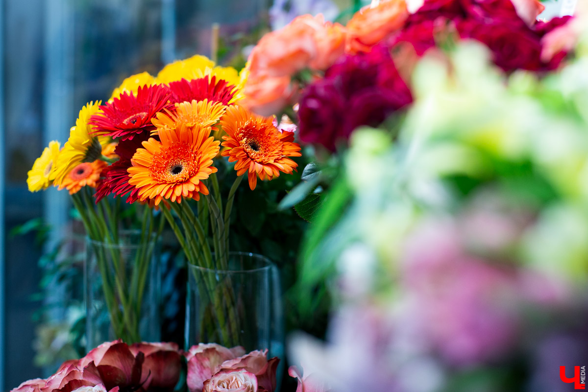 Когда в доме не хватает жизни и праздника, на помощь приходят цветочные композиции. Рассказываем, как застелить пол лепестками роз, при этом не совершая лишних телодвижений