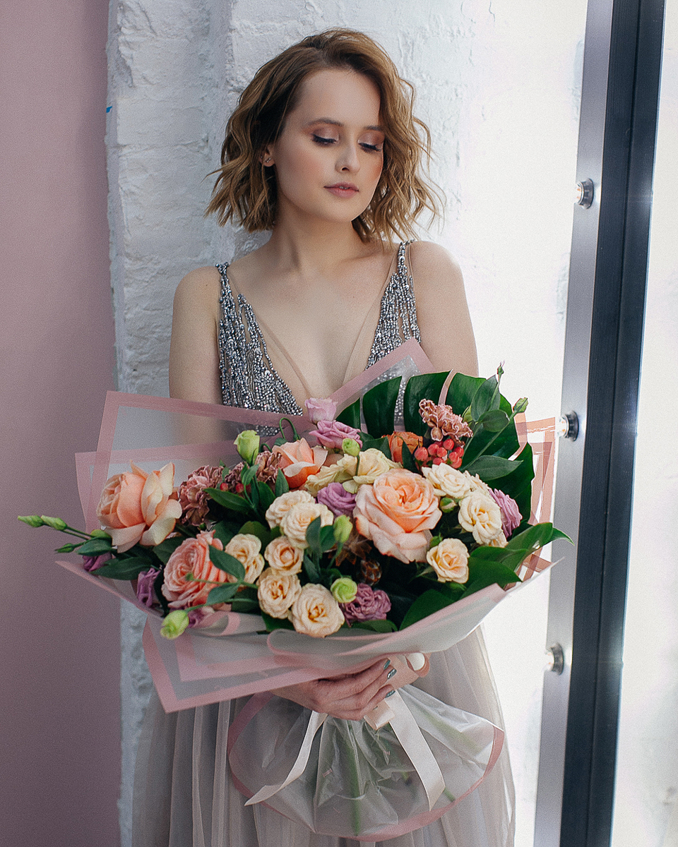 Когда в доме не хватает жизни и праздника, на помощь приходят цветочные композиции. Рассказываем, как застелить пол лепестками роз, при этом не совершая лишних телодвижений