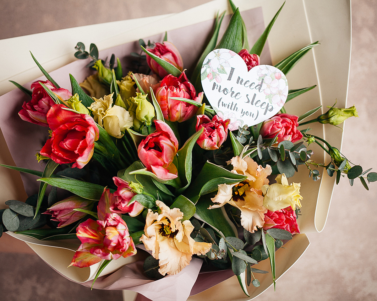 Когда в доме не хватает жизни и праздника, на помощь приходят цветочные композиции. Рассказываем, как застелить пол лепестками роз, при этом не совершая лишних телодвижений