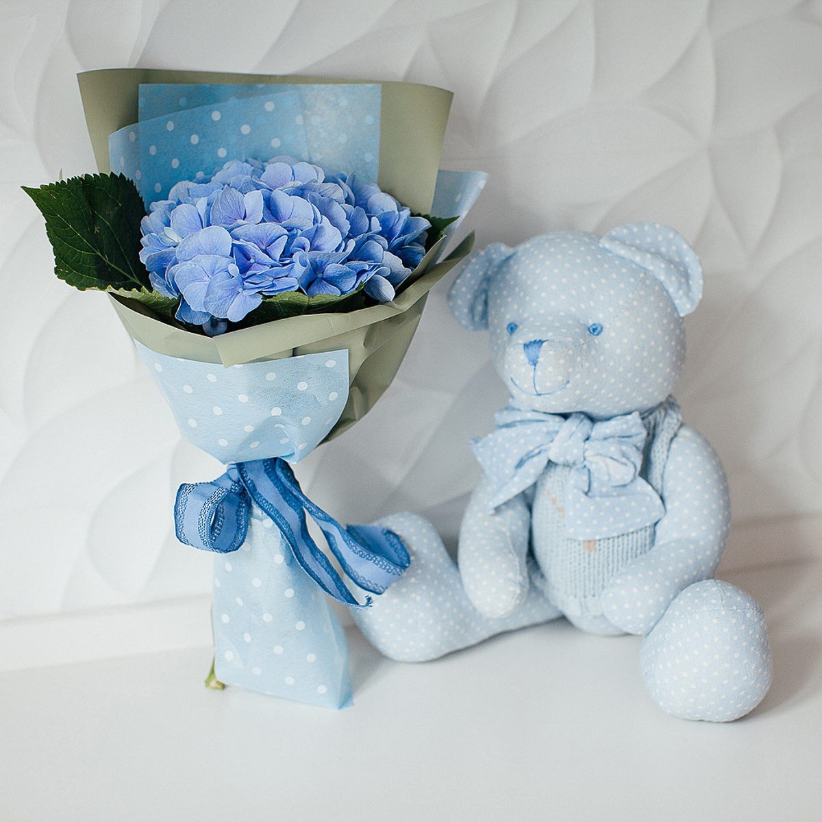 Когда в доме не хватает жизни и праздника, на помощь приходят цветочные композиции. Рассказываем, как застелить пол лепестками роз, при этом не совершая лишних телодвижений