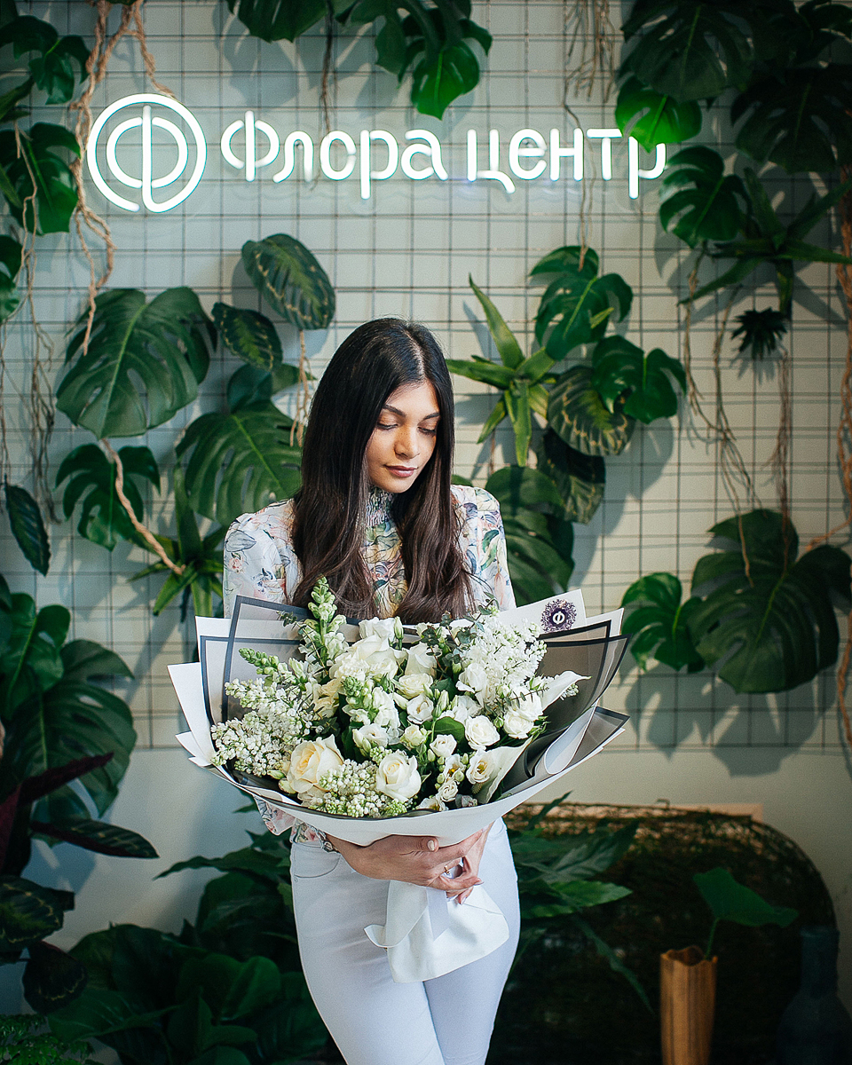 Когда в доме не хватает жизни и праздника, на помощь приходят цветочные композиции. Рассказываем, как застелить пол лепестками роз, при этом не совершая лишних телодвижений