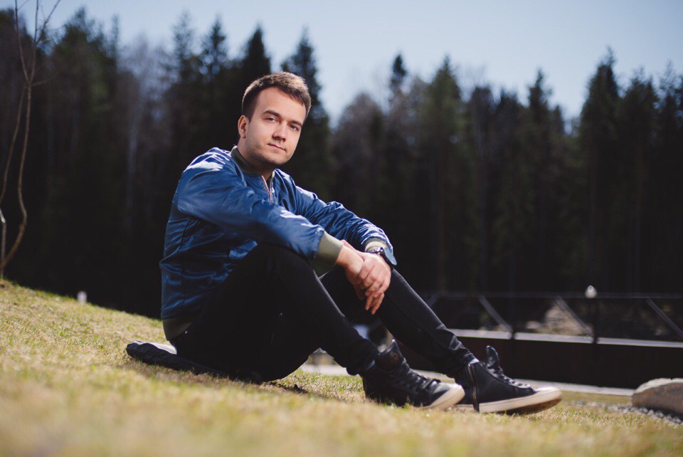 Что будет, если на одной кухне соберутся музыканты, фотограф и ведущий? Домашнее стрим-шоу «Кухня-live», на котором под чай с печеньками деятели творчества говорят о повседневных вещах