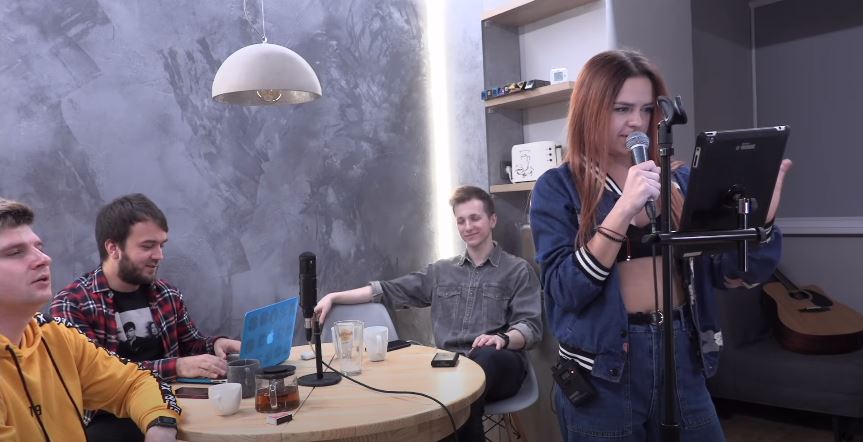 Что будет, если на одной кухне соберутся музыканты, фотограф и ведущий? Домашнее стрим-шоу «Кухня-live», на котором под чай с печеньками деятели творчества говорят о повседневных вещах