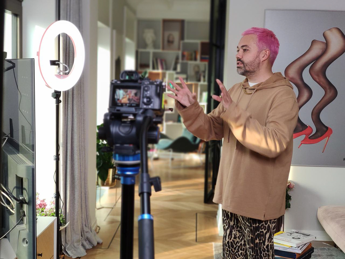 Как выглядеть на все сто, будучи дома на самоизоляции? На этот и множество других вопросов отвечает известный стилист и ведущий нового выпуска шоу «Рогов дома»