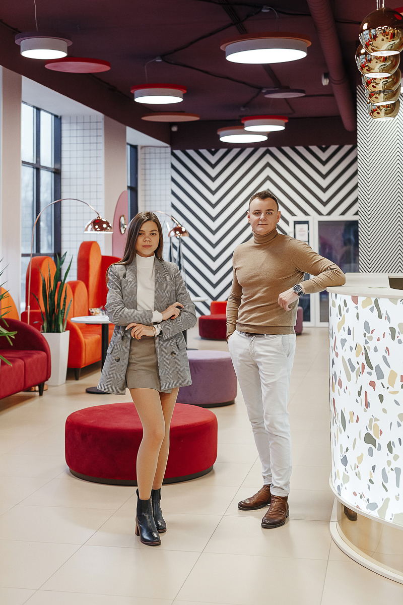 Владимирские дизайнеры интерьера вновь удивляют необычными формами и яркими цветами. Сегодня мы с вами заглянем в новую локацию, выполненную в очень экстравагантном стиле