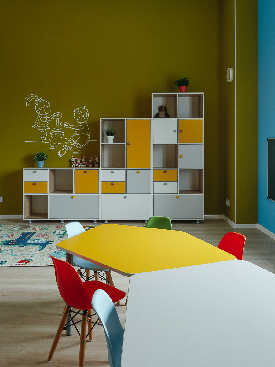 Владимирские дизайнеры интерьера вновь удивляют необычными формами и яркими цветами. Сегодня мы с вами заглянем в новую локацию, выполненную в очень экстравагантном стиле