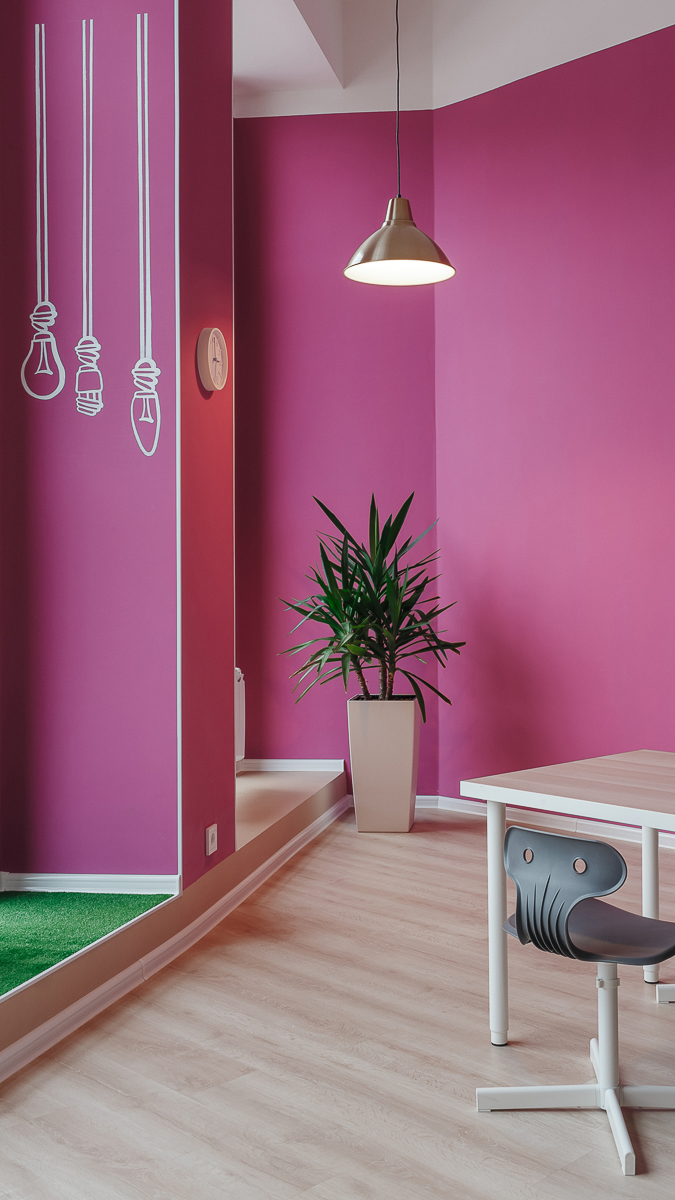 Владимирские дизайнеры интерьера вновь удивляют необычными формами и яркими цветами. Сегодня мы с вами заглянем в новую локацию, выполненную в очень экстравагантном стиле