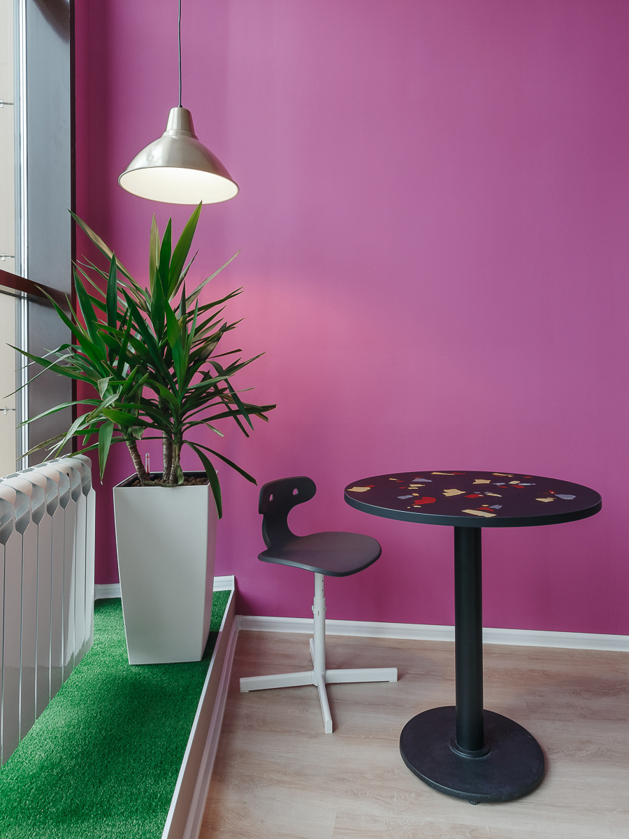 Владимирские дизайнеры интерьера вновь удивляют необычными формами и яркими цветами. Сегодня мы с вами заглянем в новую локацию, выполненную в очень экстравагантном стиле