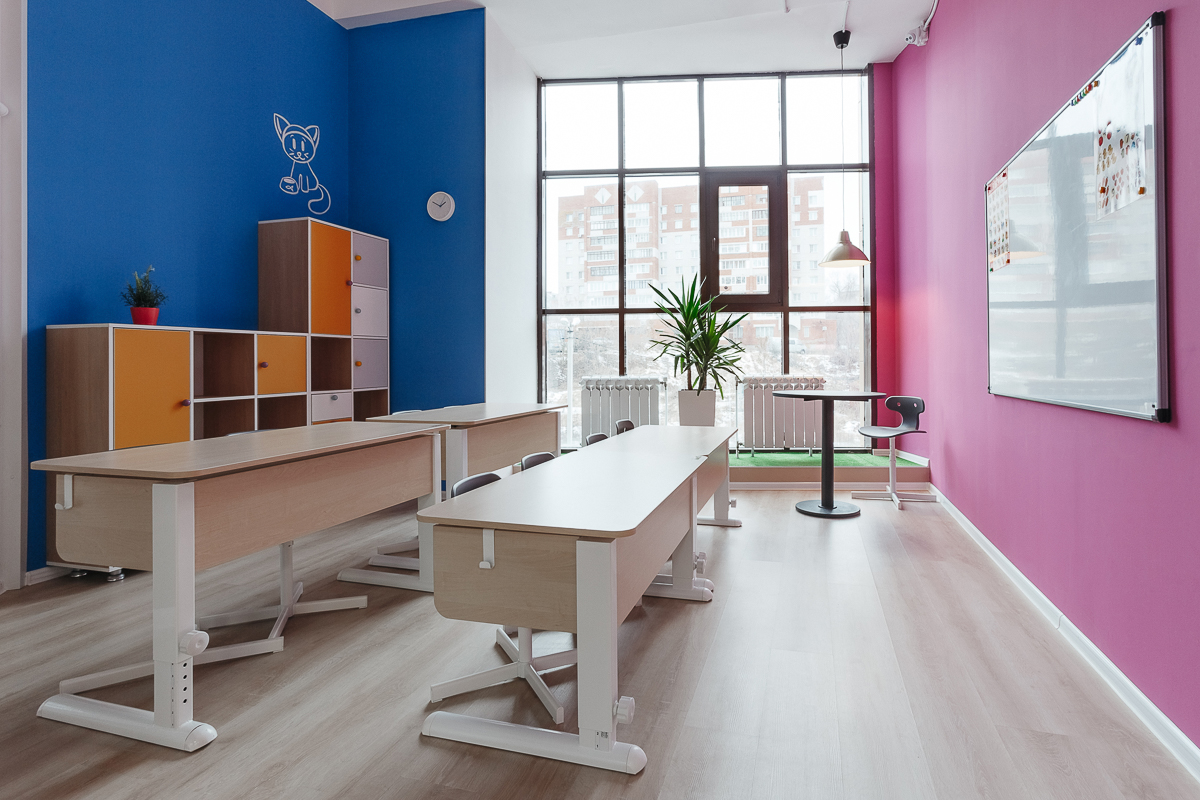 Владимирские дизайнеры интерьера вновь удивляют необычными формами и яркими цветами. Сегодня мы с вами заглянем в новую локацию, выполненную в очень экстравагантном стиле