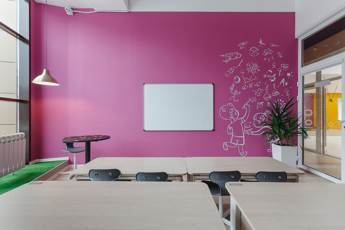 Владимирские дизайнеры интерьера вновь удивляют необычными формами и яркими цветами. Сегодня мы с вами заглянем в новую локацию, выполненную в очень экстравагантном стиле