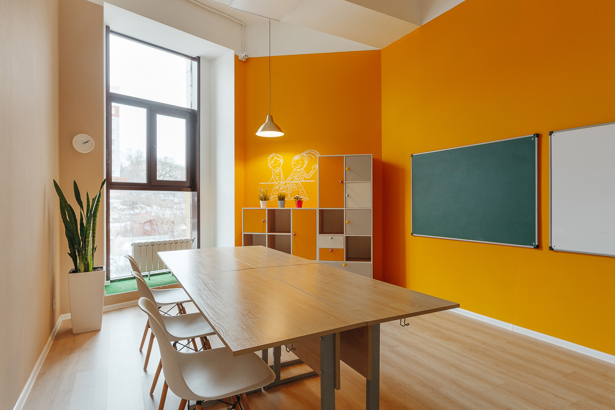 Владимирские дизайнеры интерьера вновь удивляют необычными формами и яркими цветами. Сегодня мы с вами заглянем в новую локацию, выполненную в очень экстравагантном стиле